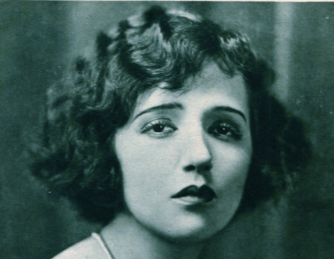 Grayscale Portrait Photo of the Actress Bebe Daniels wearing a necklace facing the camera