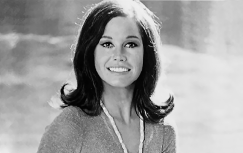 Mary Tyler Moore wearing necklace