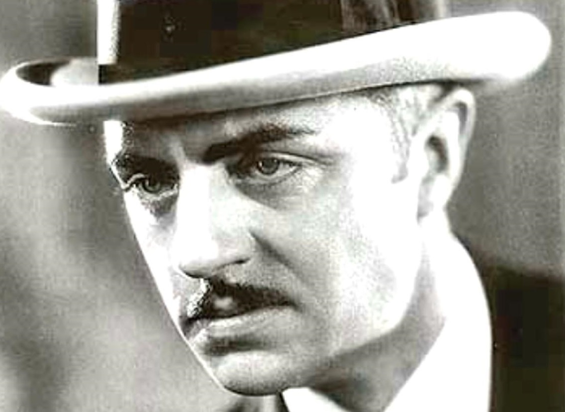 B&W photo of William Powell wearing hat is looking at side - 1930