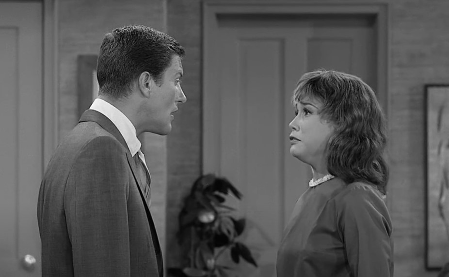 Mary Tyler Moore  in  Dick Van Dyke Show speaking to Dick Van Dyke