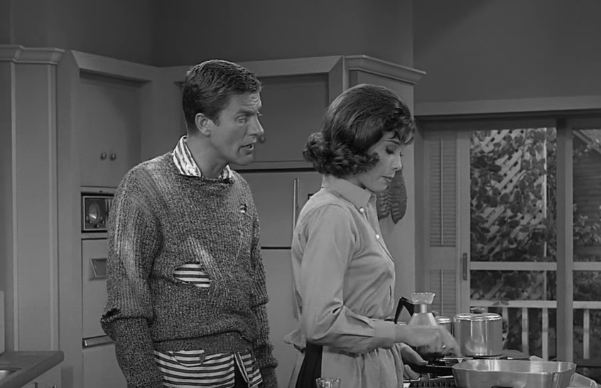 Mary Tyler Moore  in  Dick Van Dyke Show speaking to Dick Van Dyke  while cooking