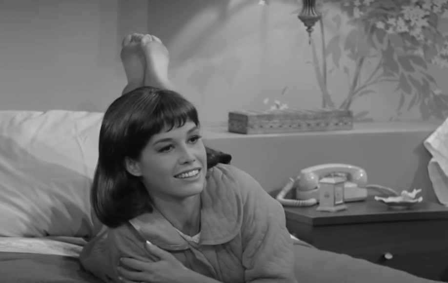 Mary Tyler Moore  in  Dick Van Dyke Show laying on bed