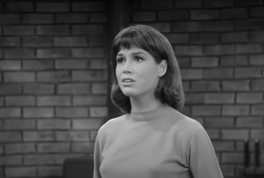 Mary Tyler Moore  in  Dick Van Dyke Show speaking to someone