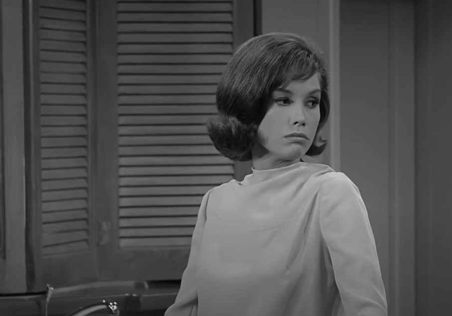 Mary Tyler Moore  in  Dick Van Dyke Show in  white top