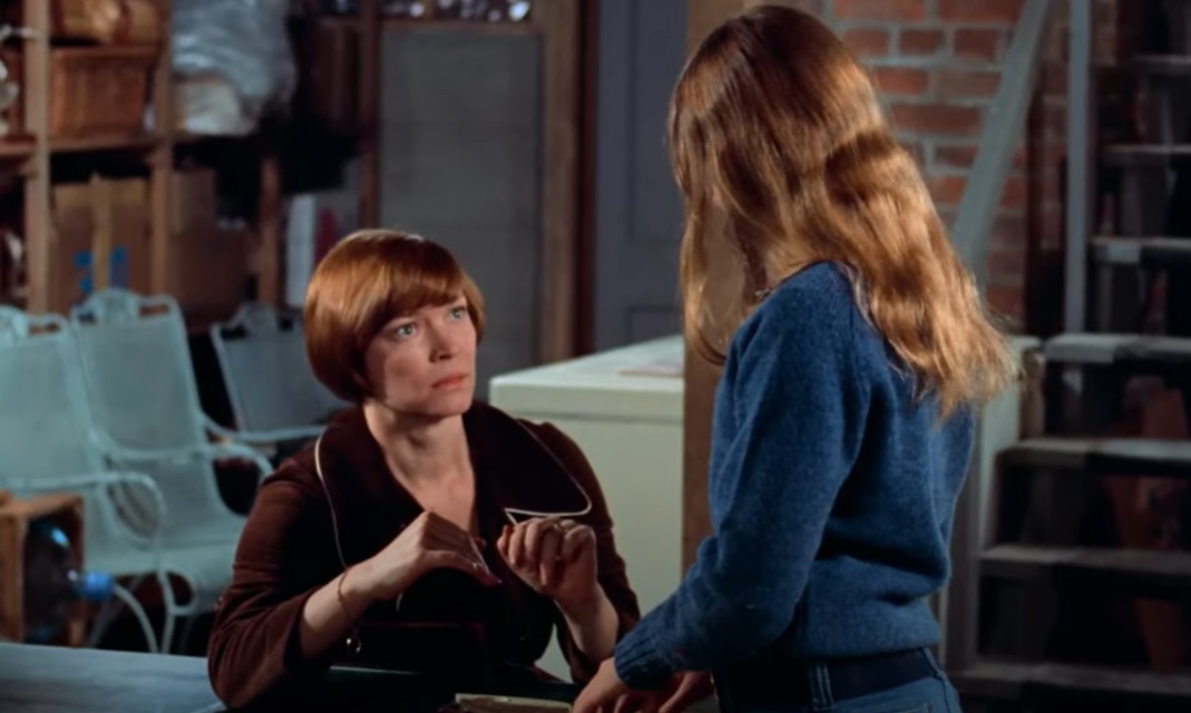 Photo of the American Actresses Ellen Burstyn and Linda Blair from the movie The Exorcist