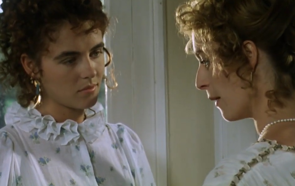 Portrait photo of the actresses Elizabeth Hurley and Lizzy McInnerny from the movie Rowing with the Wind