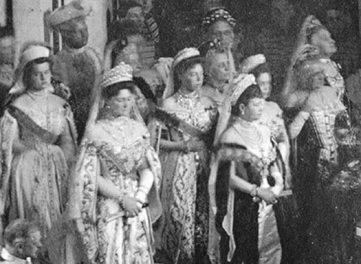 Empress Alexandra Feodorovna, dowager empress Maria Feodorovna and grand duchesses Olga and Xenia Alexandrovna - 1906
