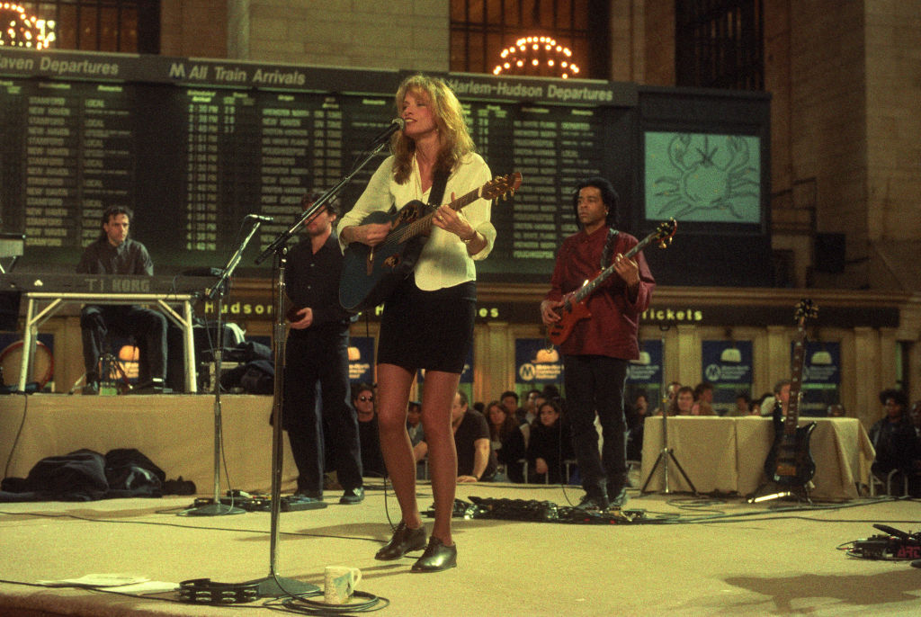 Carly Simon Performs In Grand Central Station
