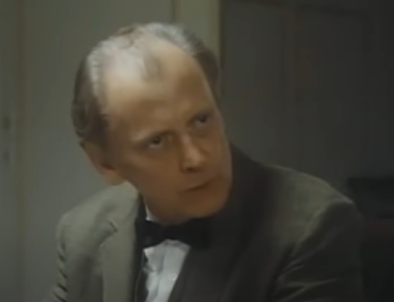 Screenshot of Art Carney wearing green suit and looking at side - from Katherine (1975)