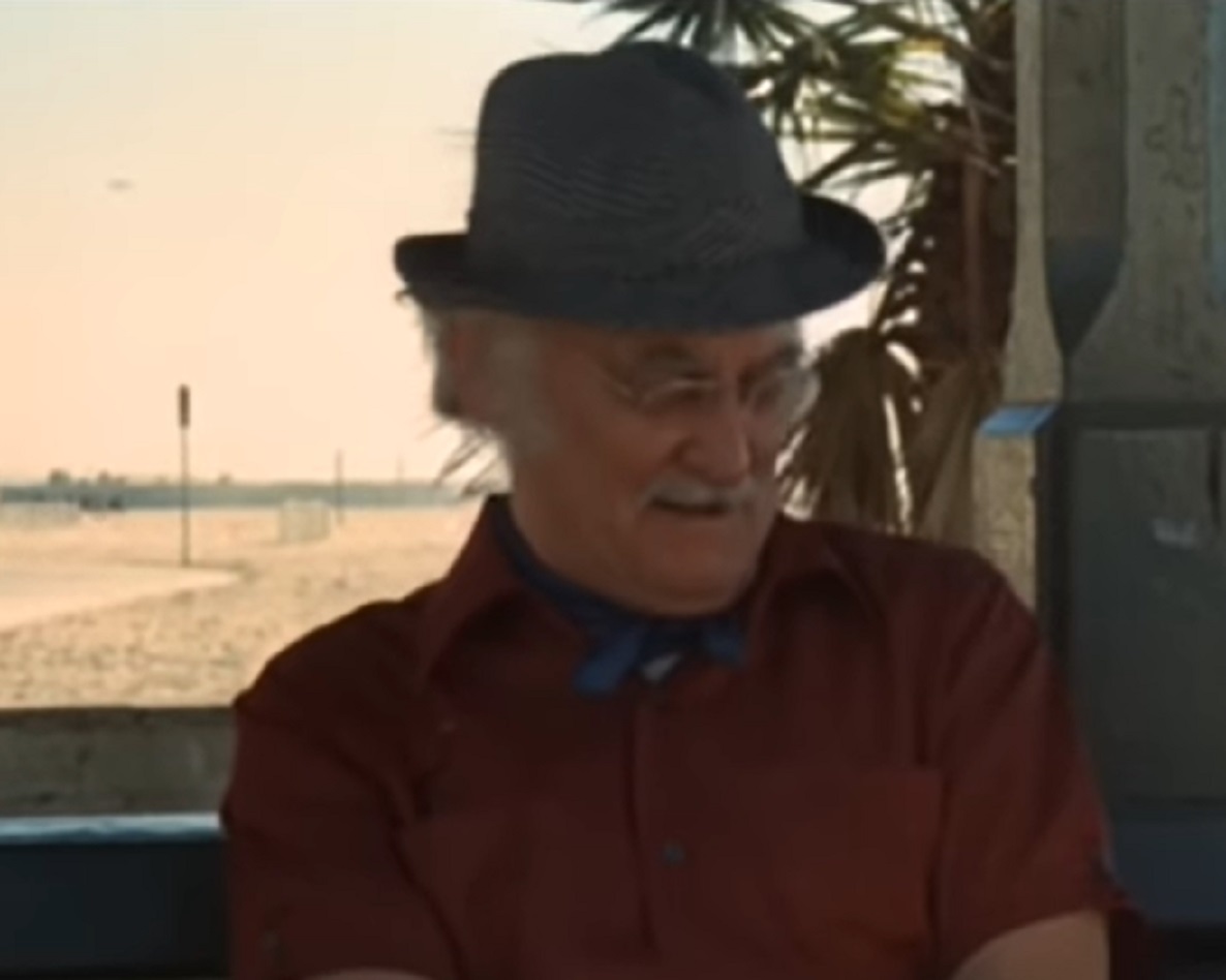 Screenshot of Art Carney wearing red shirt and hat - from Harry And Tonto (1974)
