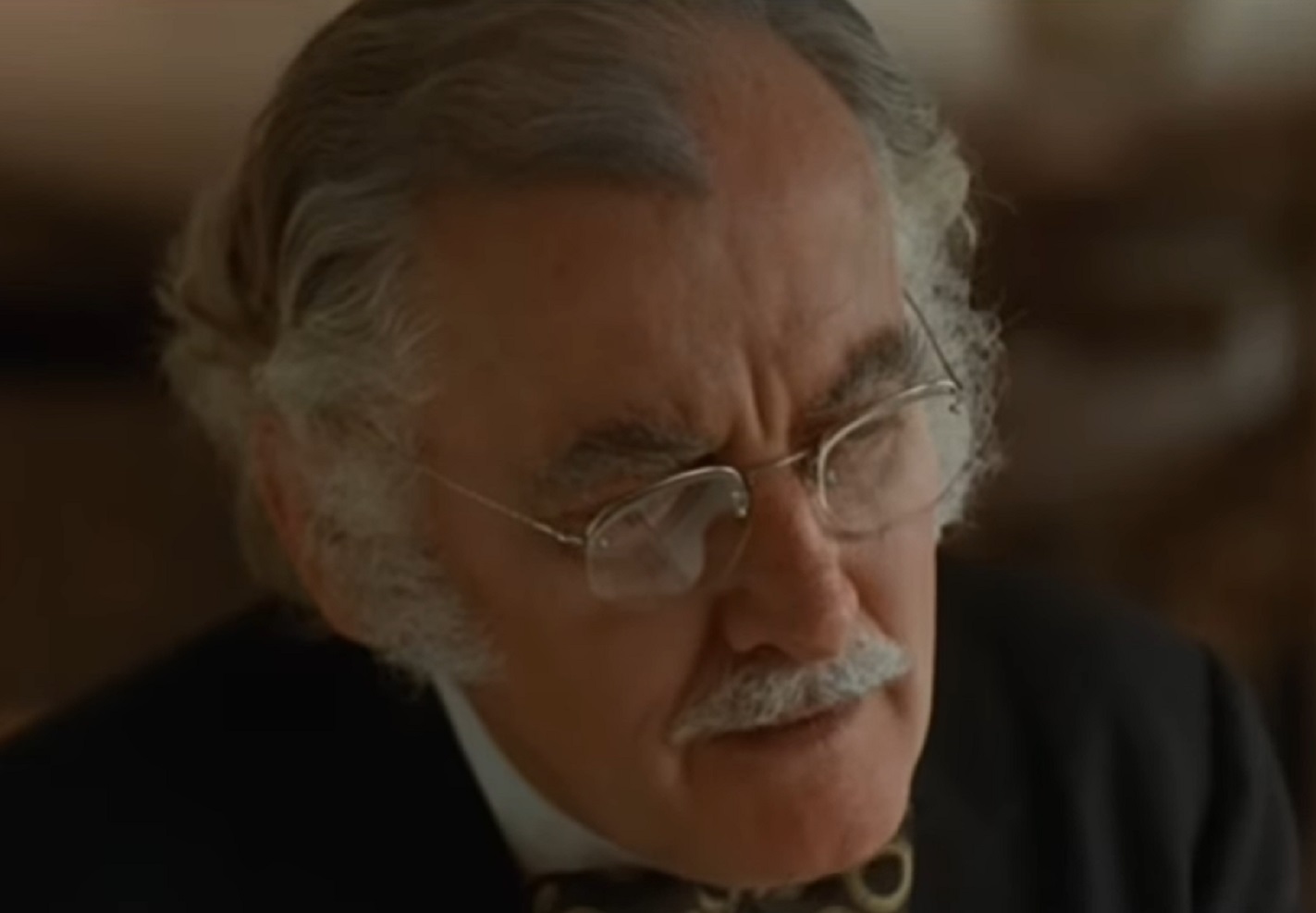 Screenshot of Art Carney wearing suit and looking down - from Harry and Tonto (1974)