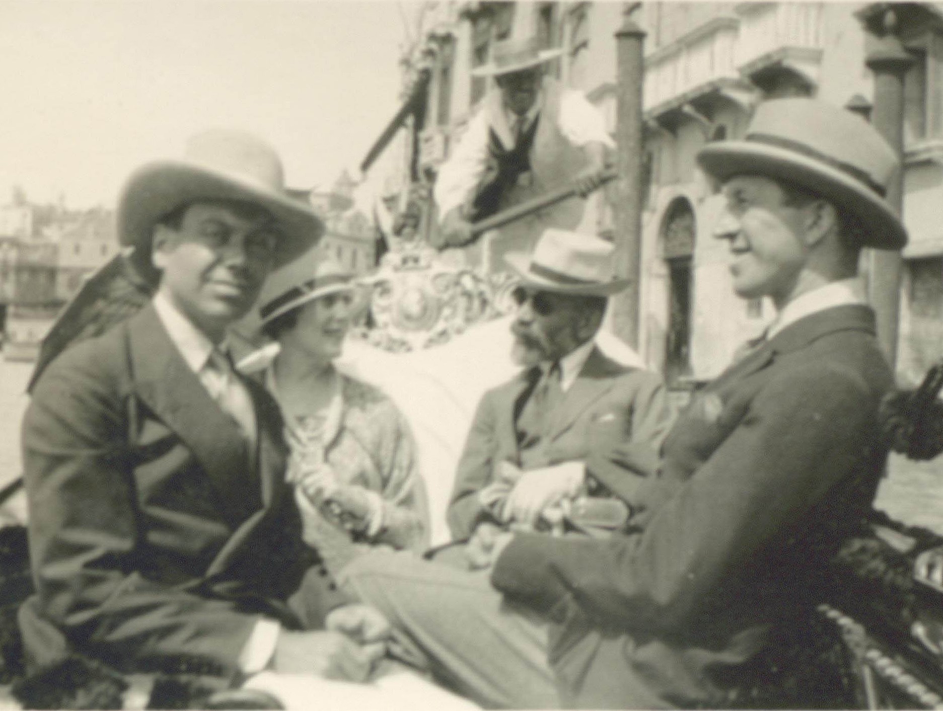 Cole Porter, Linda Lee Thomas, Bernard Berenson, and Howard Sturges in gondola, 1923