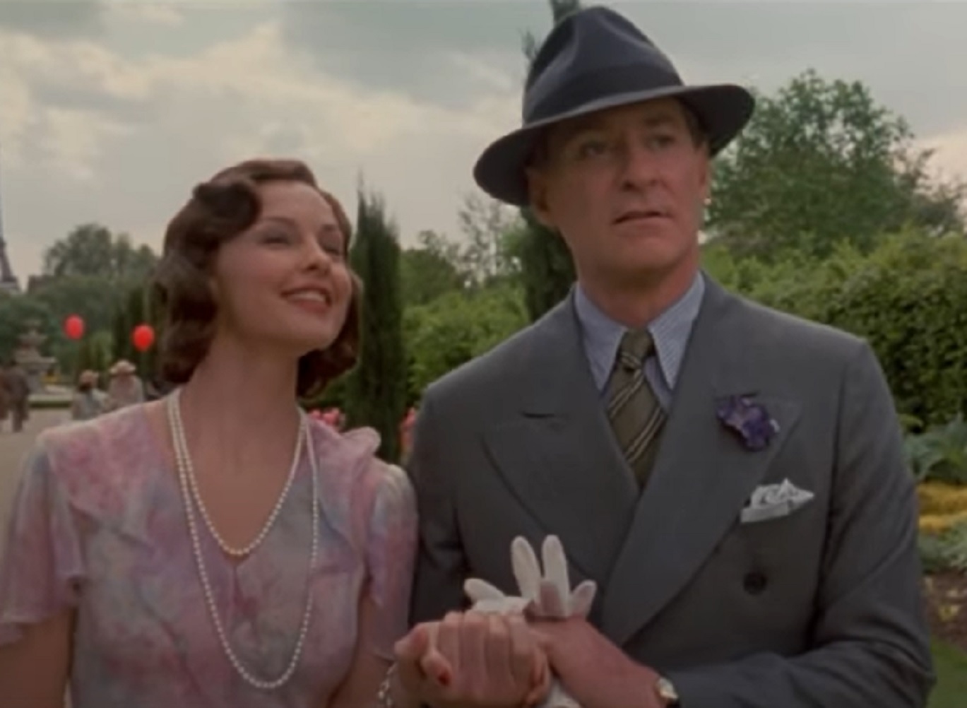Cole Porter (Kevin Kline) and Linda Porter (Ashley Judd) walking outside from - De-Lovely (2004)