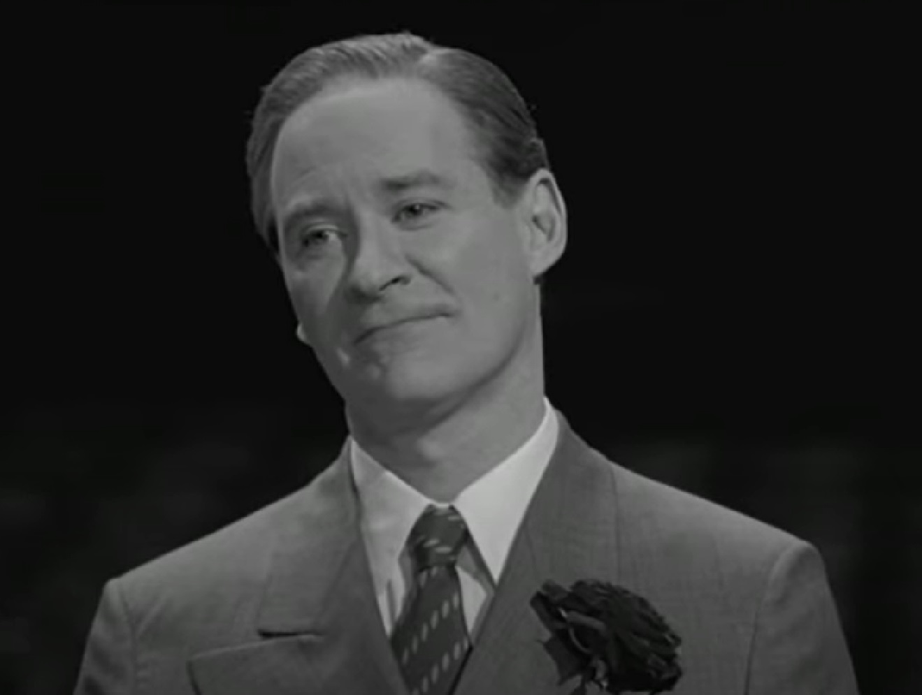 Screenshot of Cole Porter (Kevin Kline) looking at side from - De-Lovely (2004)