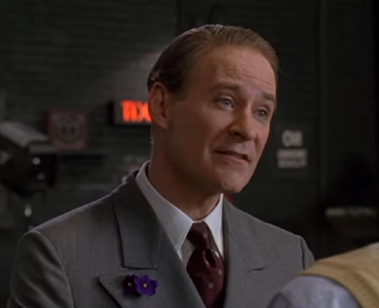 Screenshot of Cole Porter (Kevin Kline) wearing suit and talking from - De-Lovely (2004)