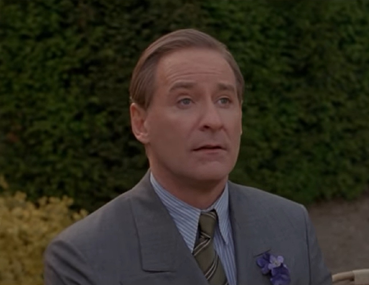Screenshot of Cole Porter (Kevin Kline) wearing suit is looking upset outside - from De-Lovely (2004)