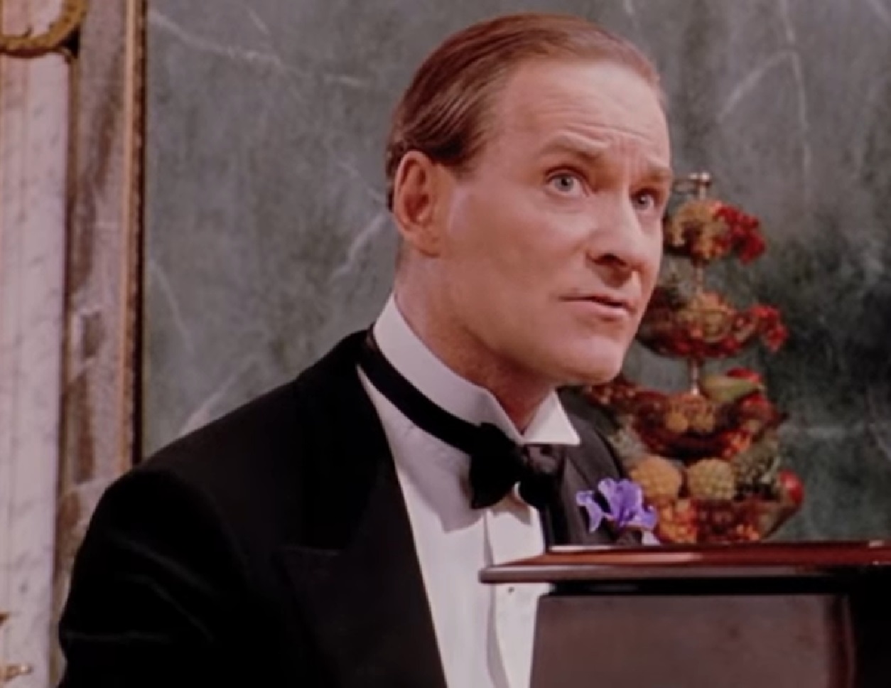 Screenshot of Cole Porter (Kevin Kline) wearing suit and looking at side from - De-Lovely (2004)
