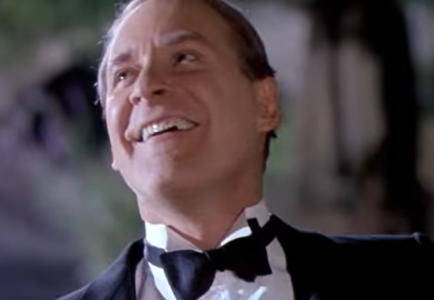 Screenshot of Cole Porter (Kevin Kline) wearing suit and looking up from - De-Lovely (2004)