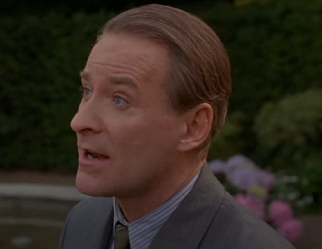 Screenshot of Cole Porter (Kevin Kline) wearing suit is standing outside from - De-Lovely (2004)