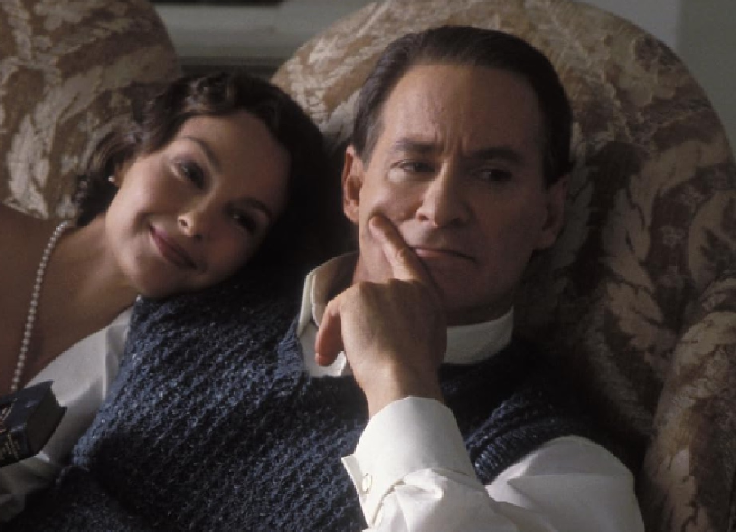 Screenshot of Cole Porter (Kevin Kline) and Linda Porter (Ashley Judd) laying on the bed from - De-Lovely (2004)