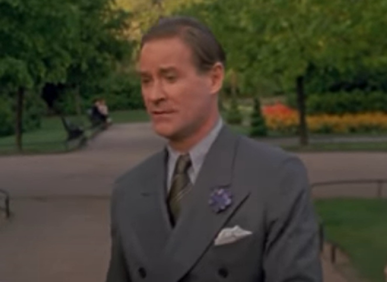 Screenshot of Cole Porter (Kevin Kline) wearing suit is standing outside from - De-Lovely (2004)