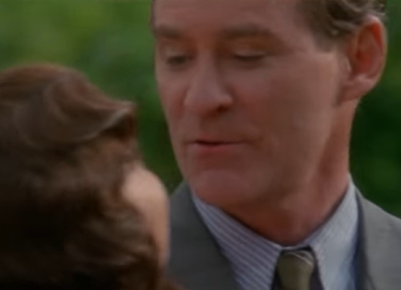 Screenshot of Cole Porter (Kevin Kline) wearing suit and talking with female from - De-Lovely (2004)
