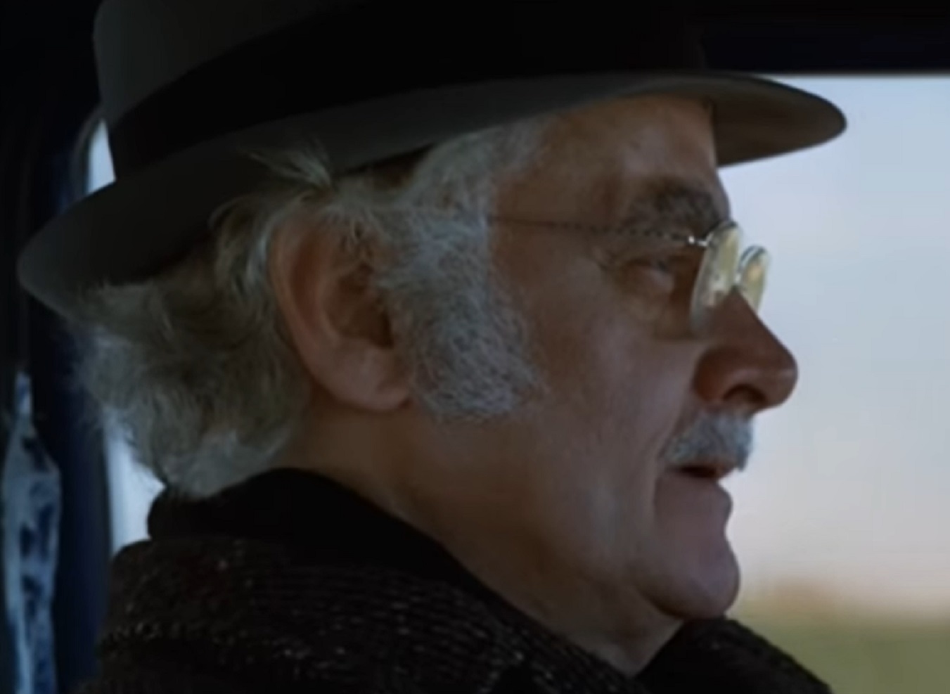 Screenshot of Art Carney wearing hat and looking at front - from Harry and Tonto (1974)