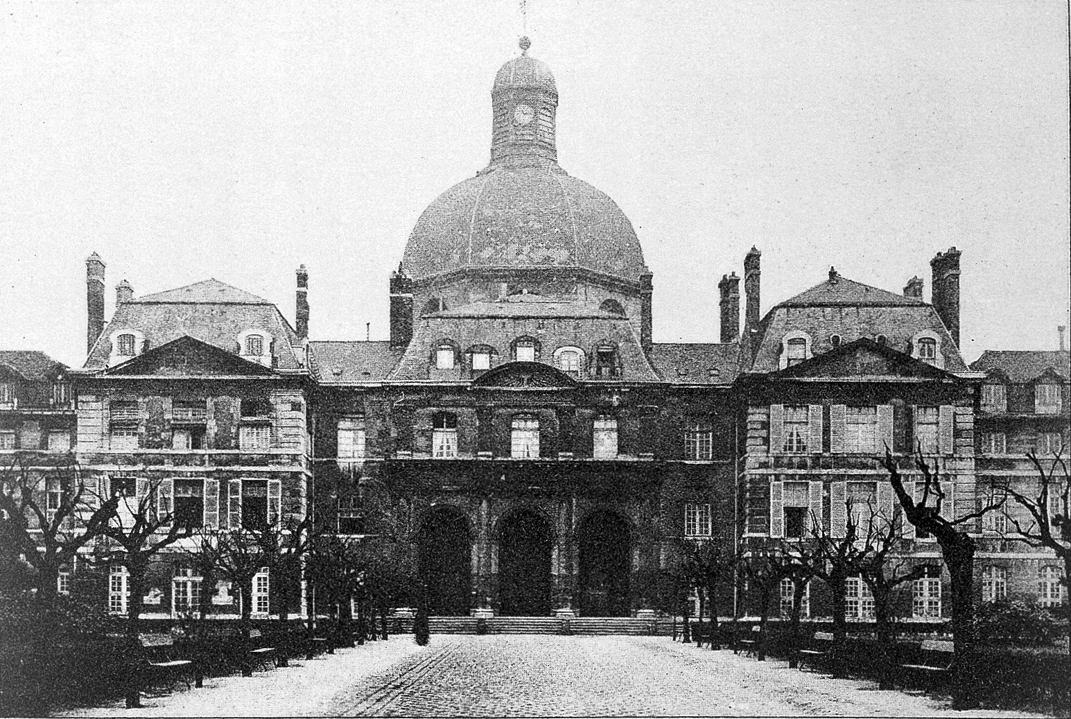 Facade of Salpetriere. Main entrance to the chapel. - 1925
