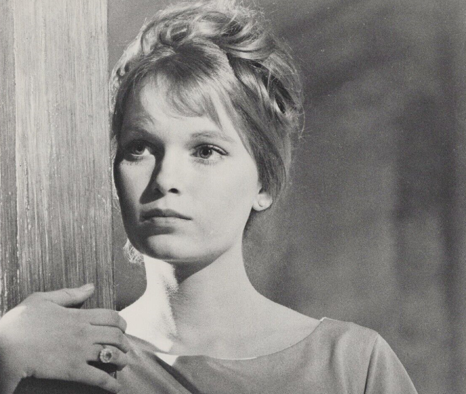 Mia Farrow in Guns at Batasi