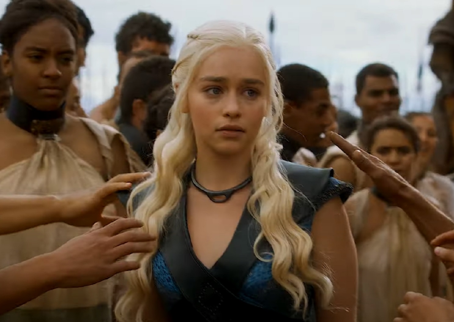 Screenshot of Daenerys Targaryen walking with the people outside - from Game of Thrones (2011-19)