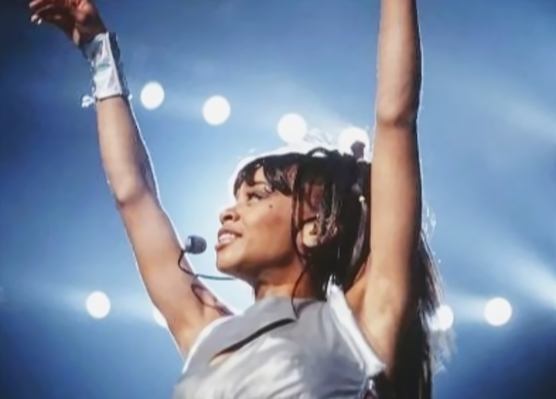 Lisa Lopes left eye in silver top