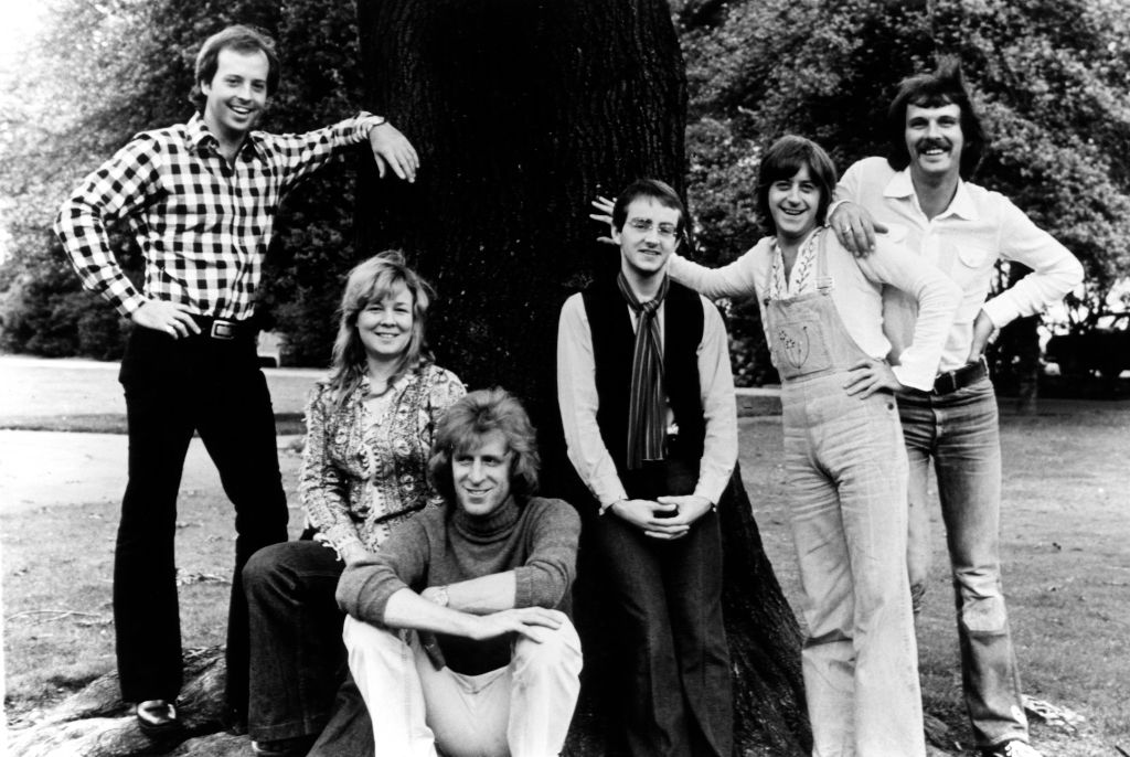 Sandy Denny and band outside