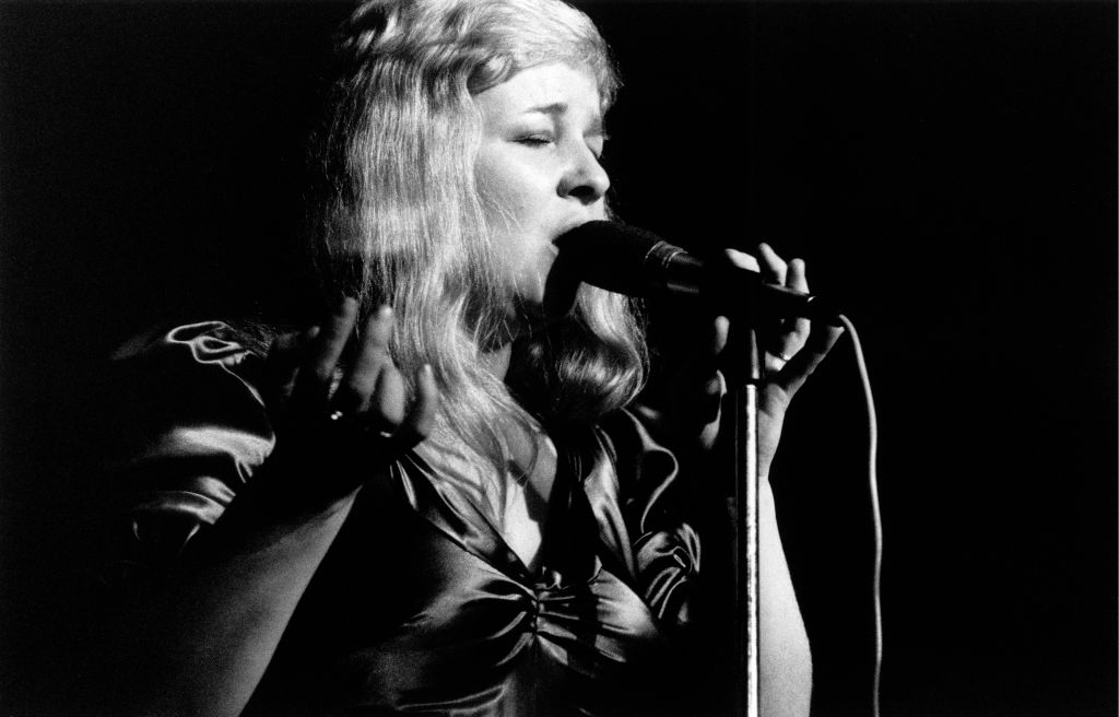 Sandy Denny - Fairport Convention, April 1974 performing on stage