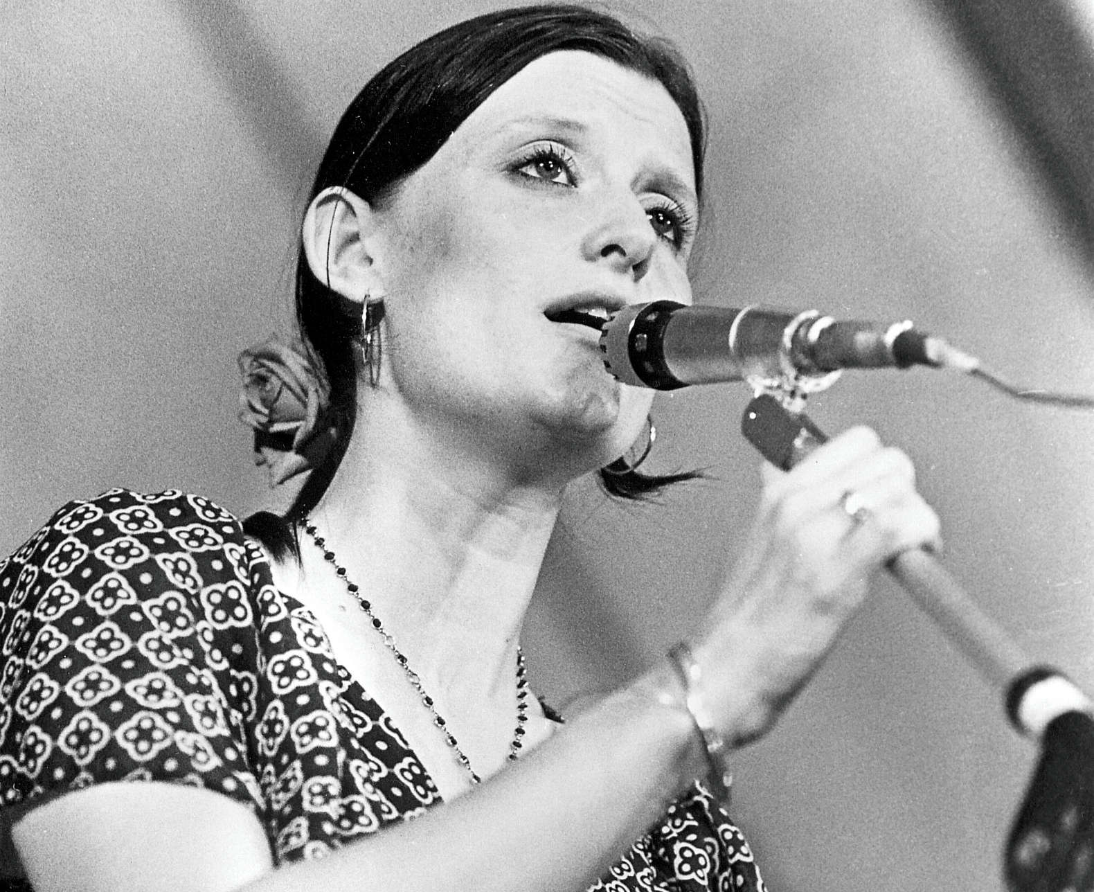 Photo of Linda THOMPSON performing on stage