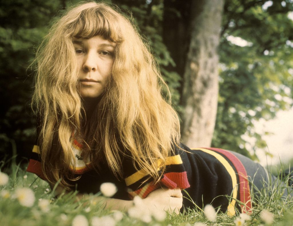 Photo of Sandy DENNY in a park
