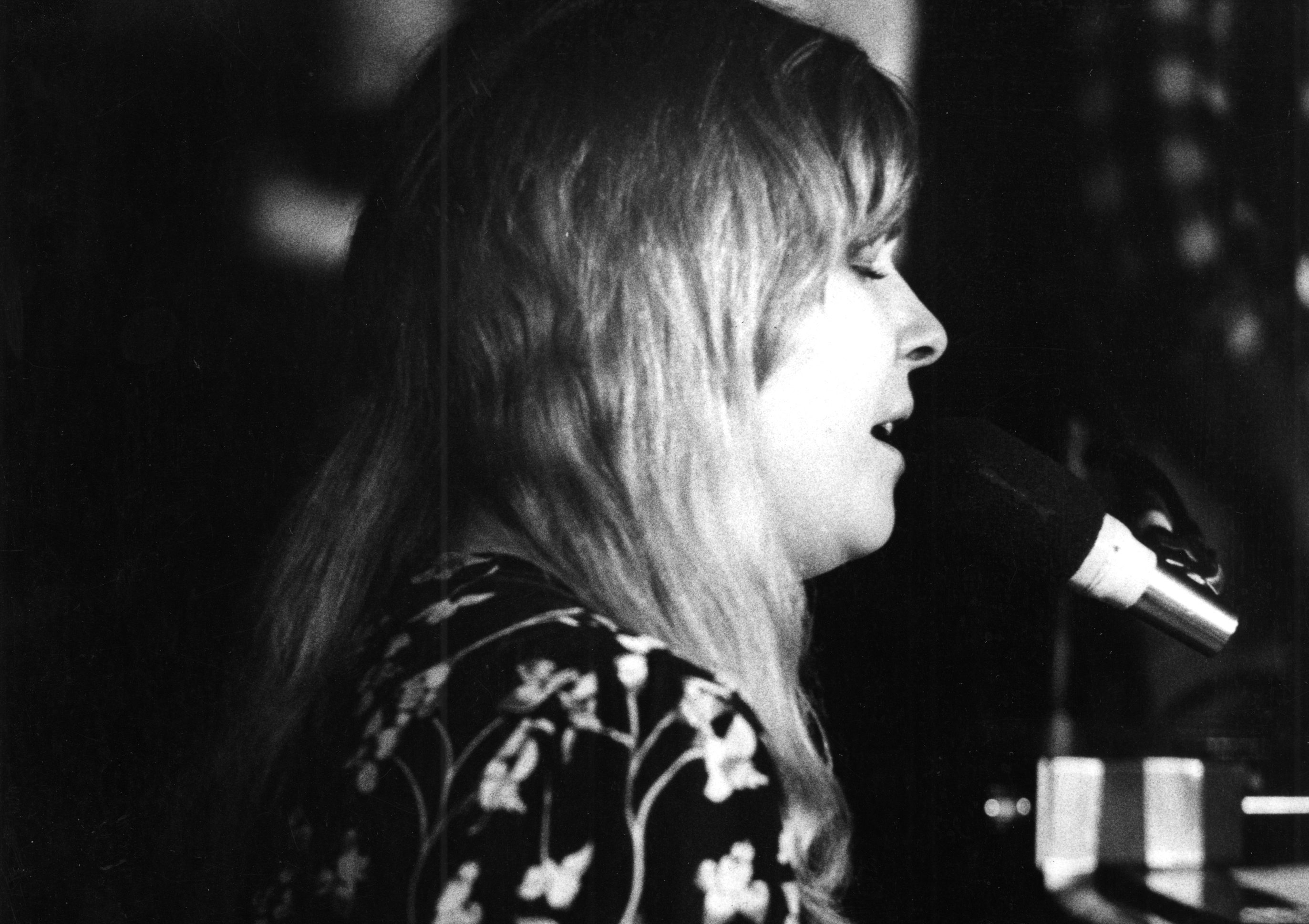 Sandy Denny performs