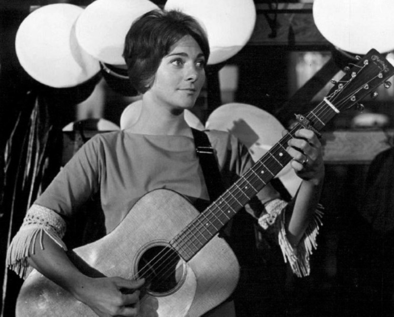 Judy Collins playing a guitar