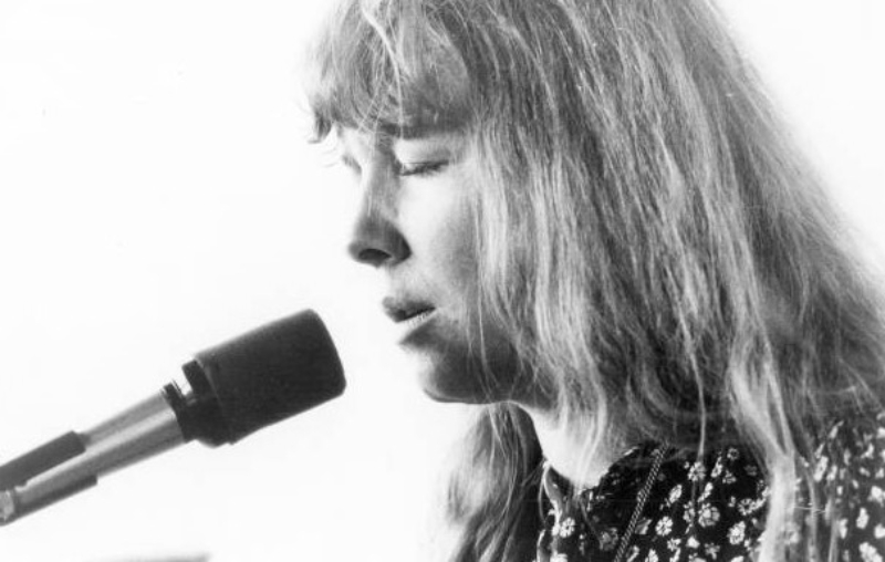 Photo of Sandy Denny performing