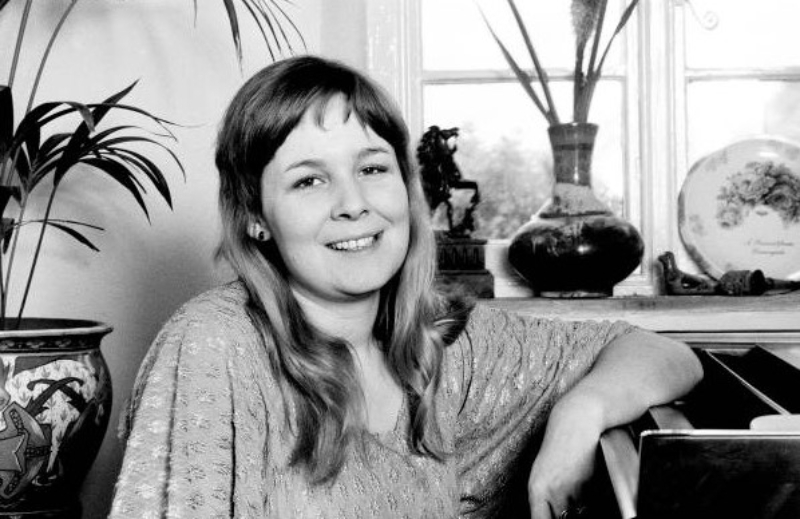 Sandy Denny in front of a piano
