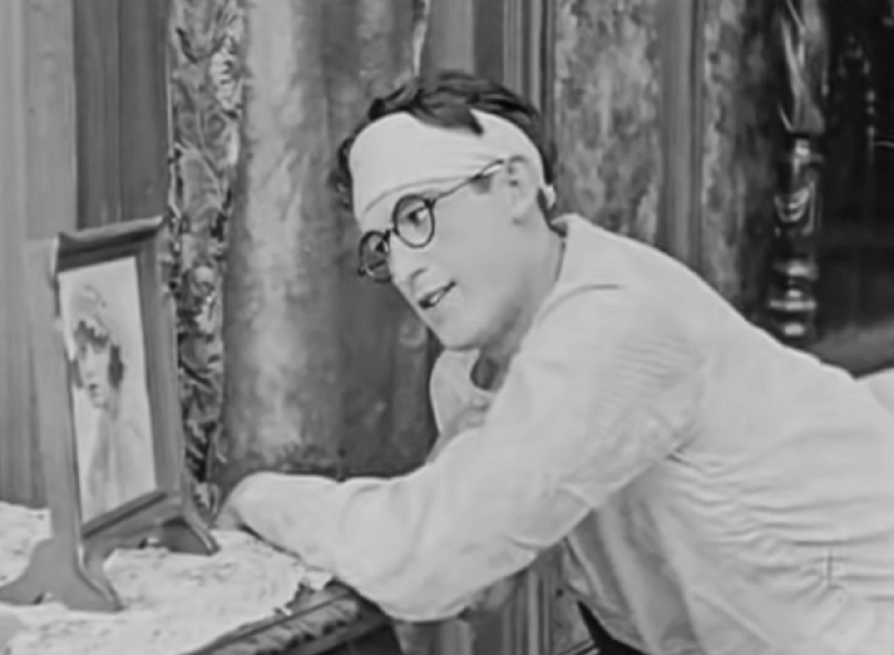 Screenshot B&W - Harold Lloyd wearing white shirt and Head-Bandage - from Captain Kidd's Kids (1919)