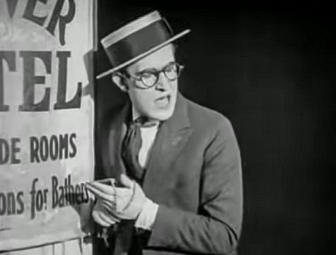 Screenshot B&W - Harold Lloyd looking at side - from Number Please (1920)