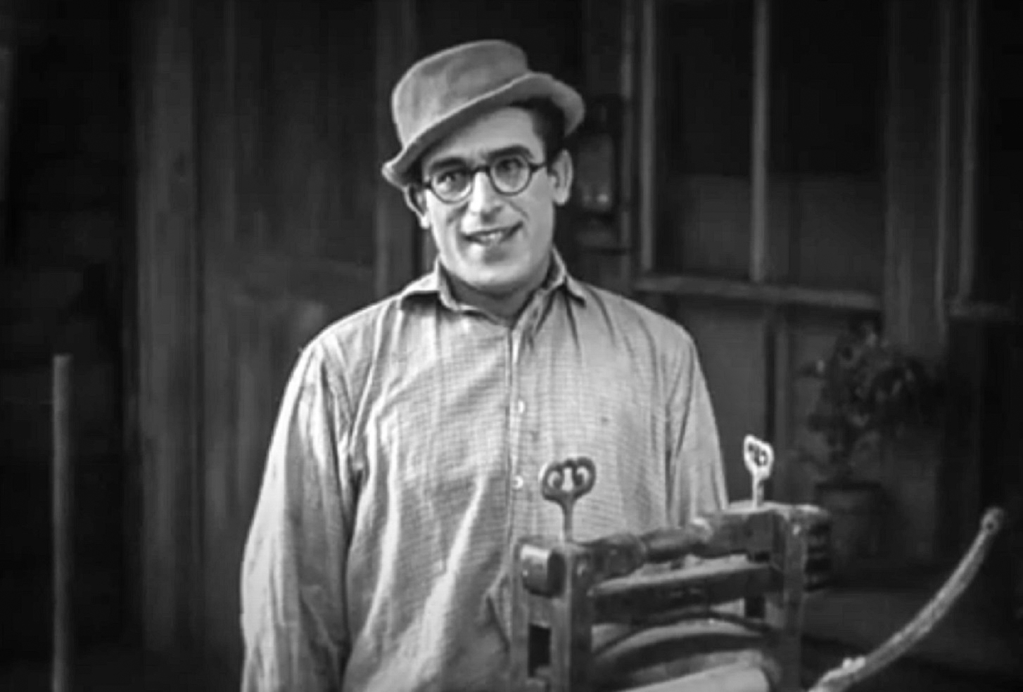 Screenshot B&W - Harold Lloyd wearing  shirt and hat and smiling to the camera - from The Kid Brother (1927)