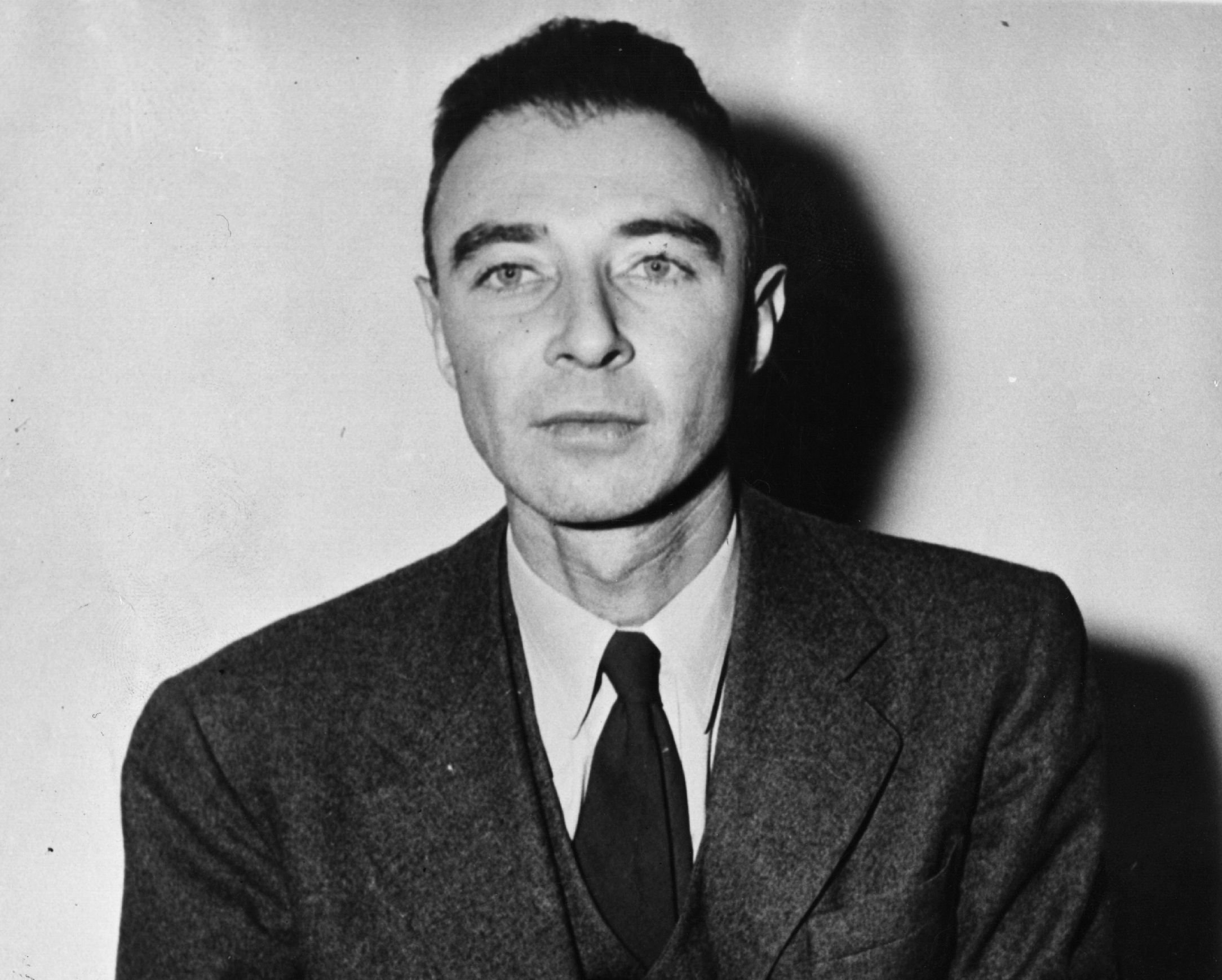 Julius Oppenheimer circa 1952: American nuclear physicist Dr Julius Robert Oppenheimer (1904 - 1967), who worked on America's atom bomb project during the 1940's.