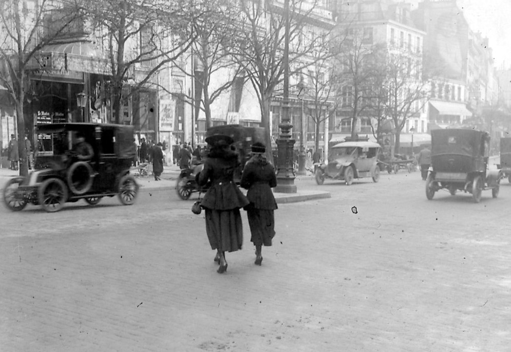 Two elegant ladies in Paris