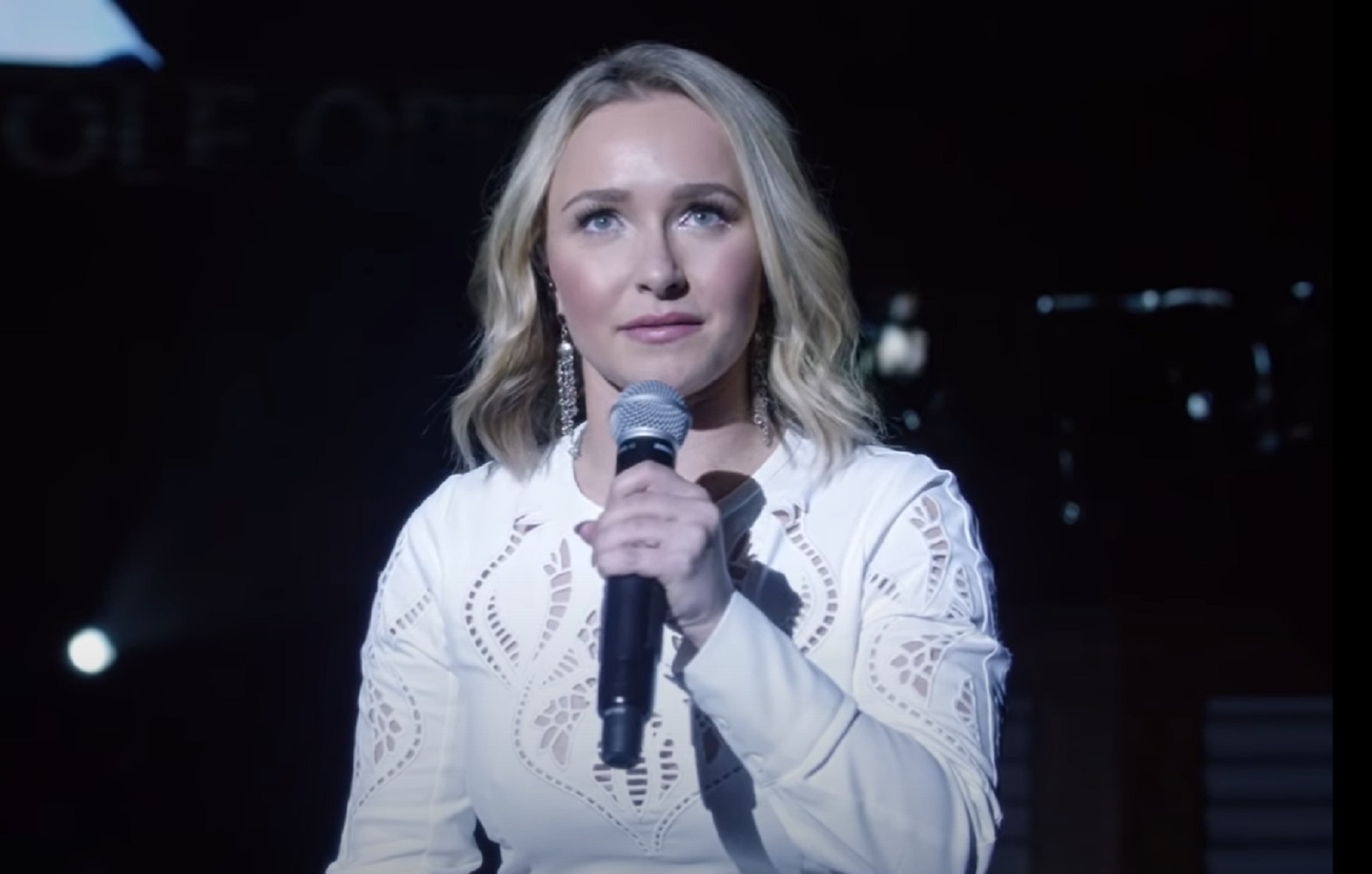 Screenshot: Hayden Panettiere holding a microphone and looking at side - From Nashville (Tv Series 2012/18)