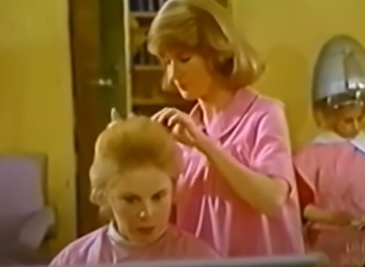 Annette O'Toole as Tammy Wynette in Stand by Your Man in Beauty Salon