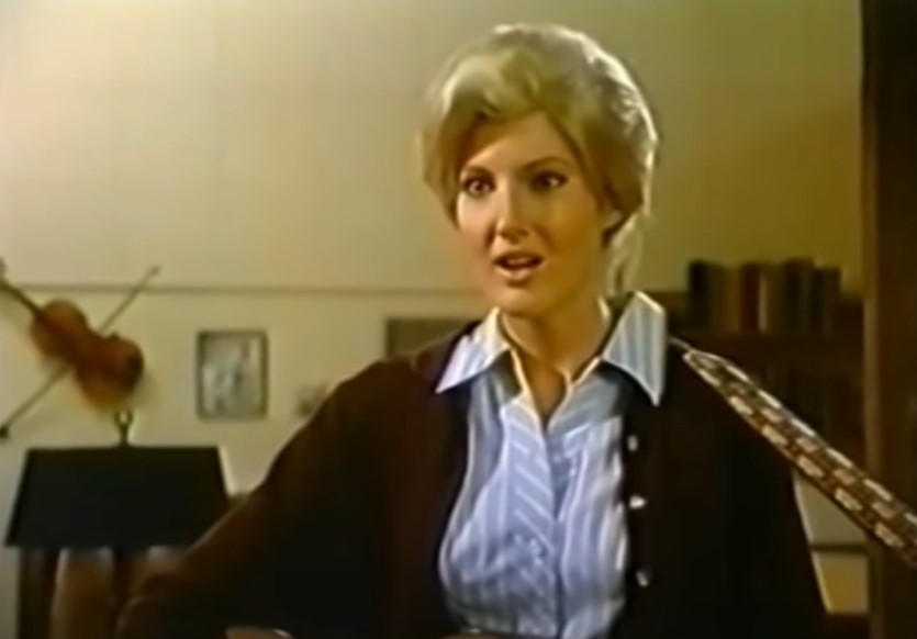 Annette O'Toole as Tammy Wynette in Stand by Your Man singing and playing a guitar
