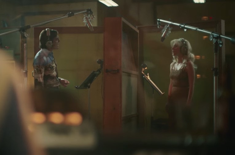 Jessica Chastain as Tammy Wynette recording a song