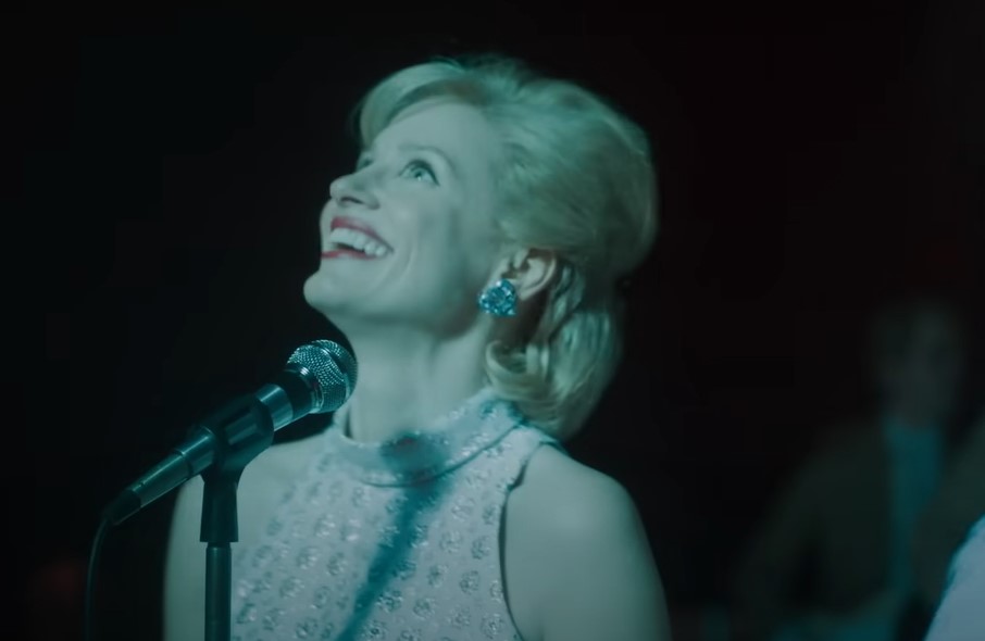 Jessica Chastain as Tammy Wynette performing at stage in white top