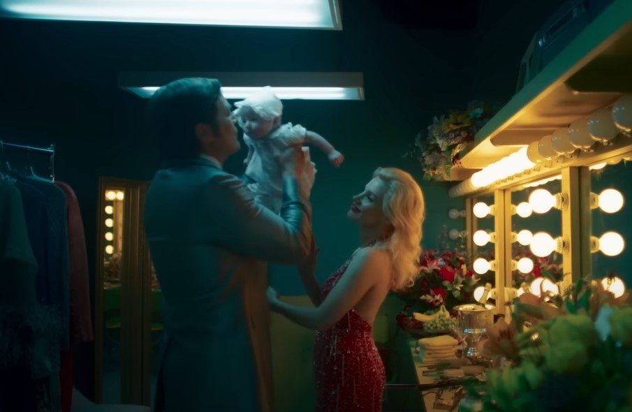 Jessica Chastain as Tammy Wynette, Michael Shannon as George Jones and daughter in a changing room